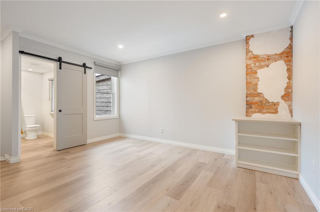 Unit upper - 345 Macnab Street N, Hamilton 3