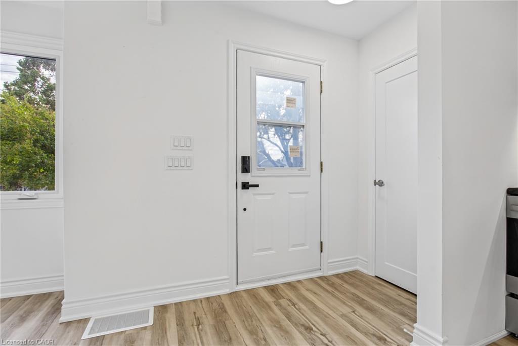 Unit Upper - 156 East 36th Street, Hamilton 3