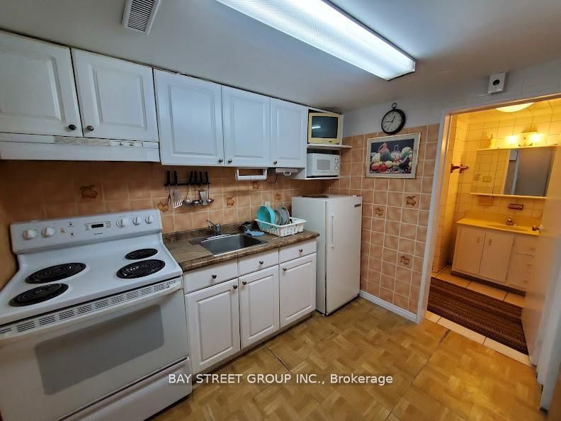 Unit Lower - 73 Regatta Crescent, North York 4