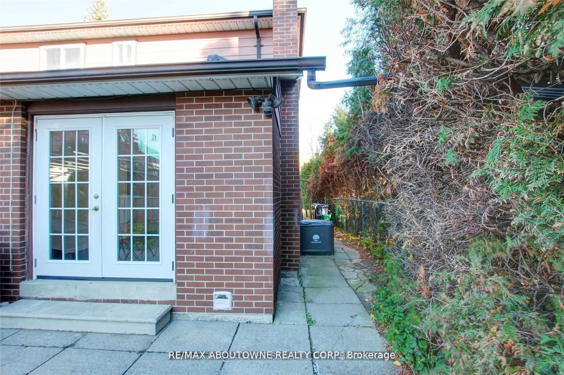 Unit Lower - 14 Angus Drive, North York 4