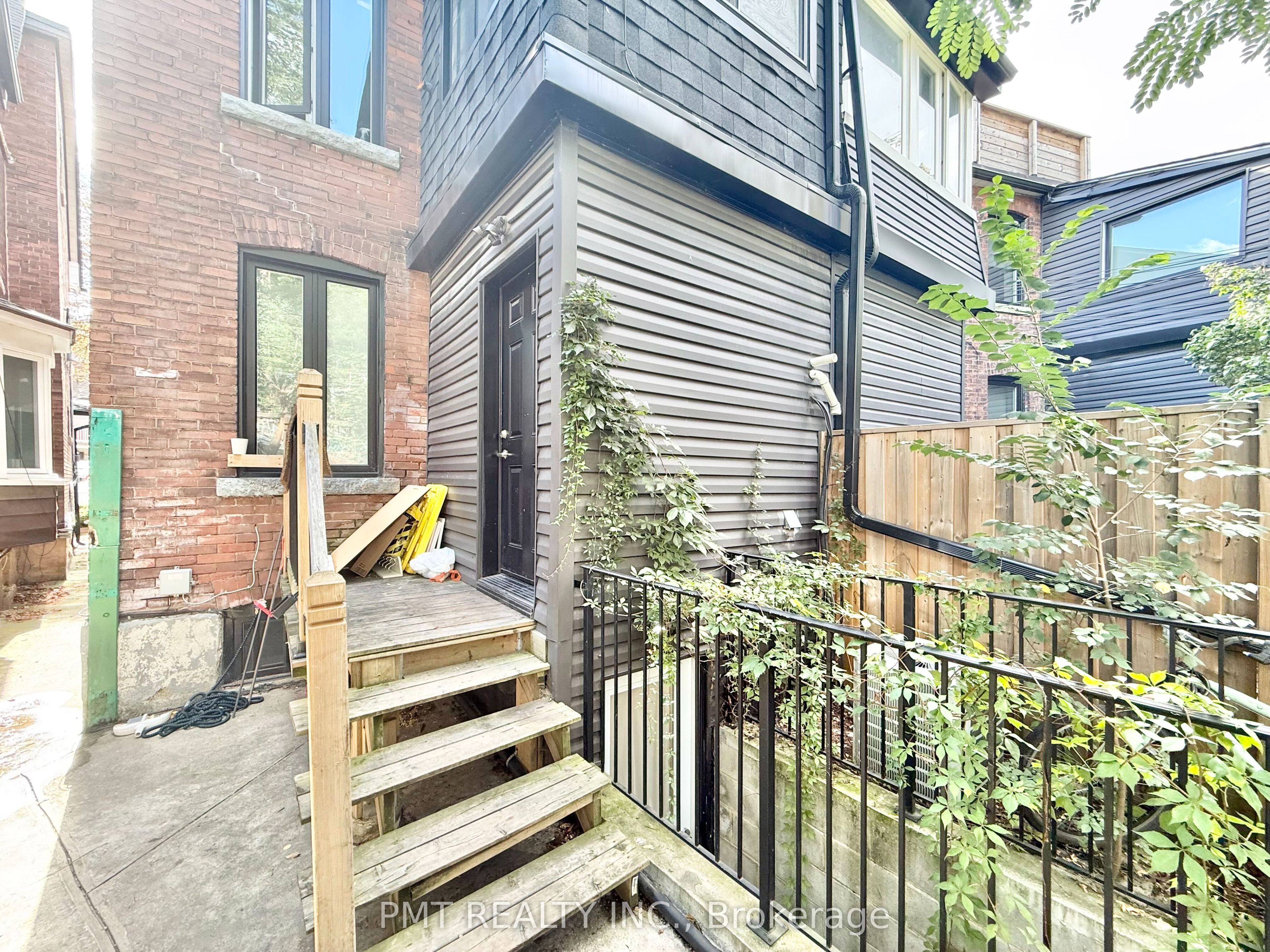 Unit Main - 8 Rusholme Park Crescent, Toronto 2