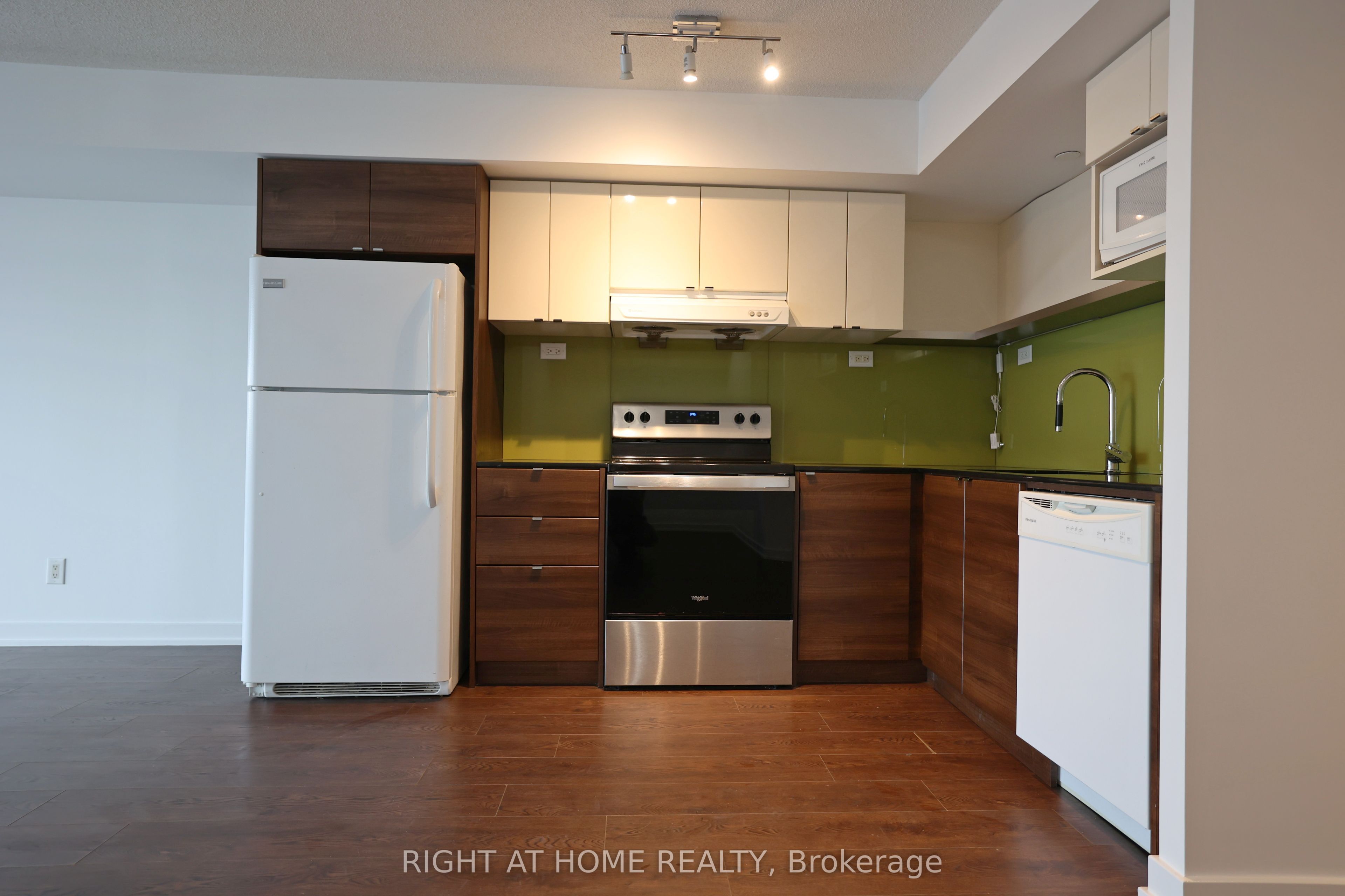 Unit 308 - 72 esther shiner Boulevard, North York 4