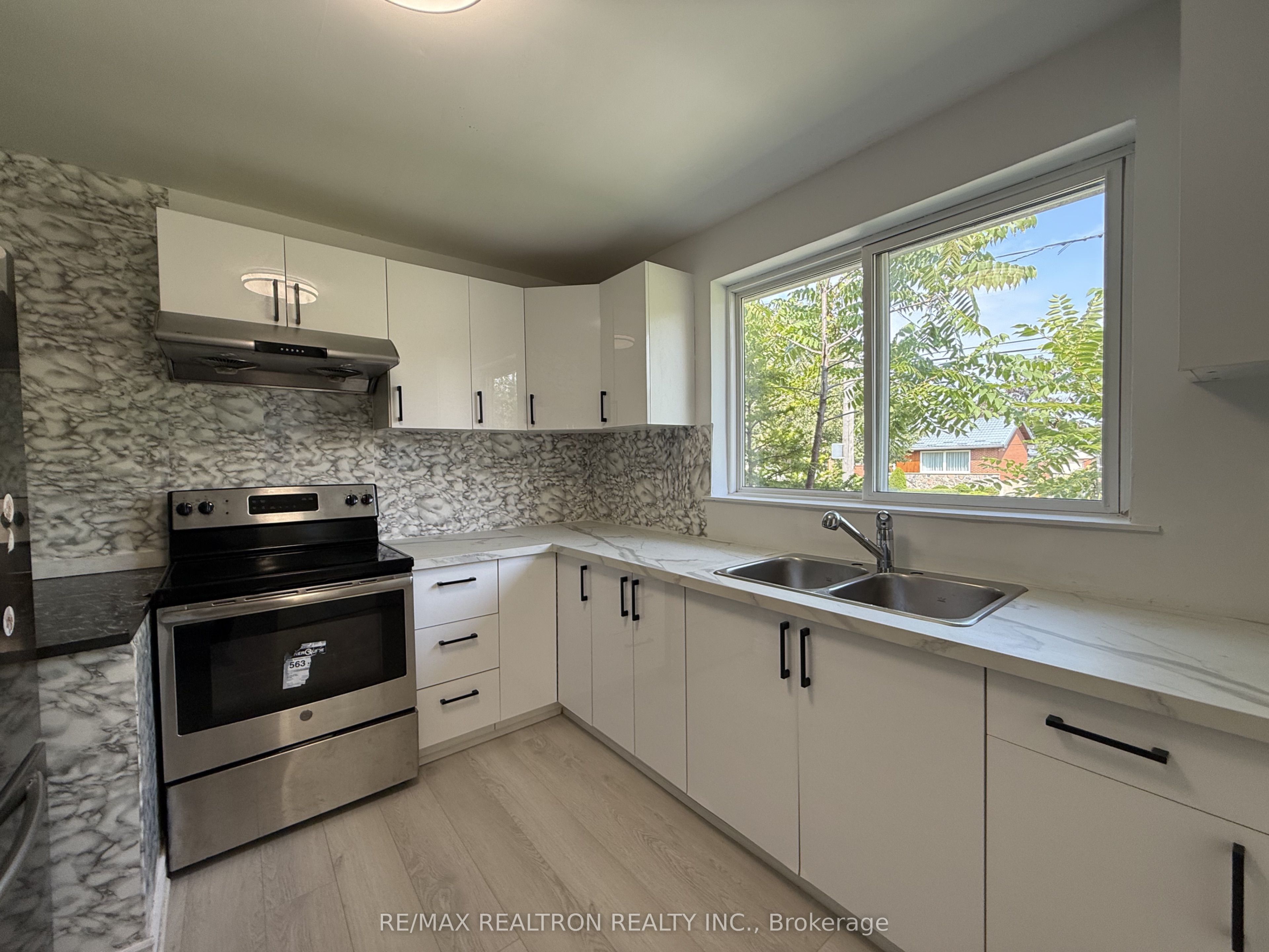 Unit Main - 217 Moore Park Avenue, North York 5
