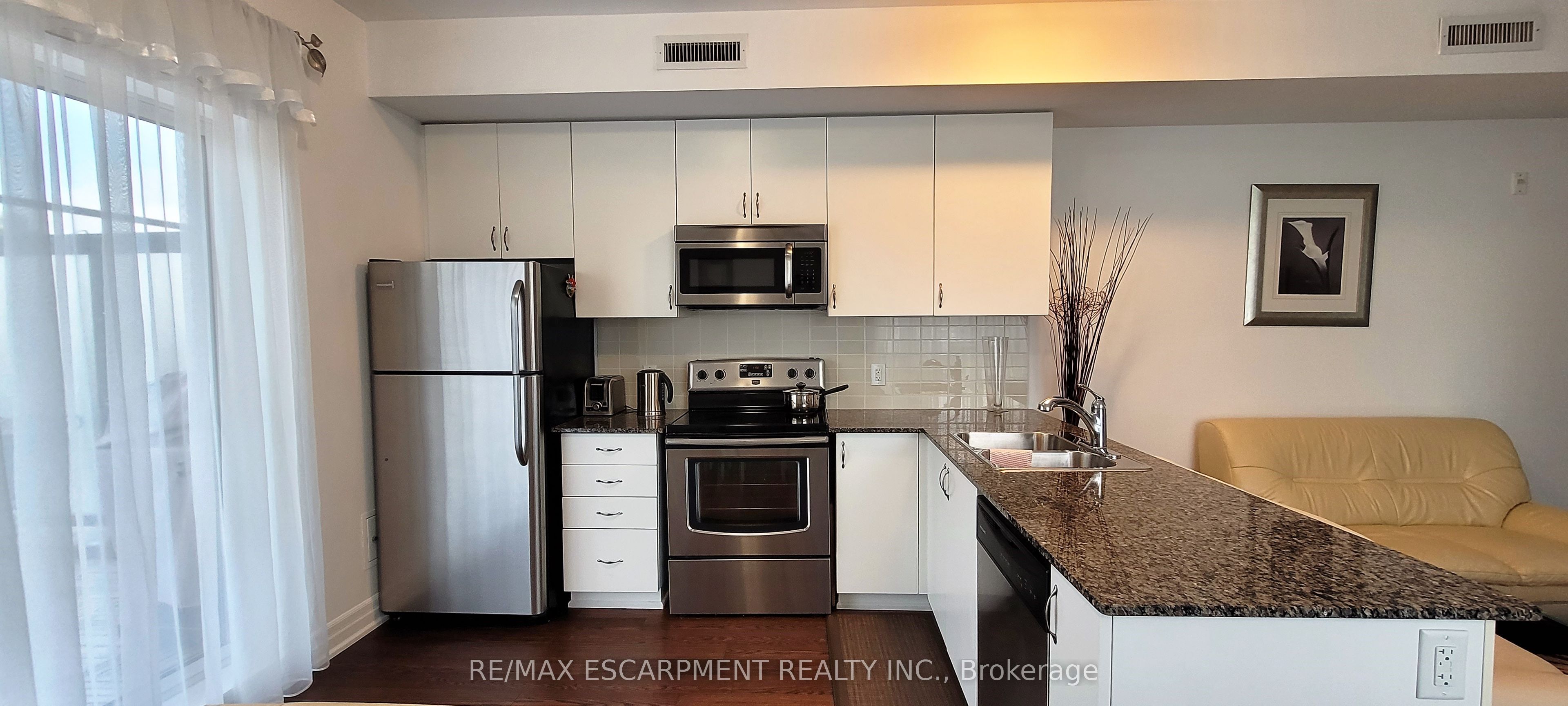 Unit 204 - 736 Sheppard Avenue W, North York 3