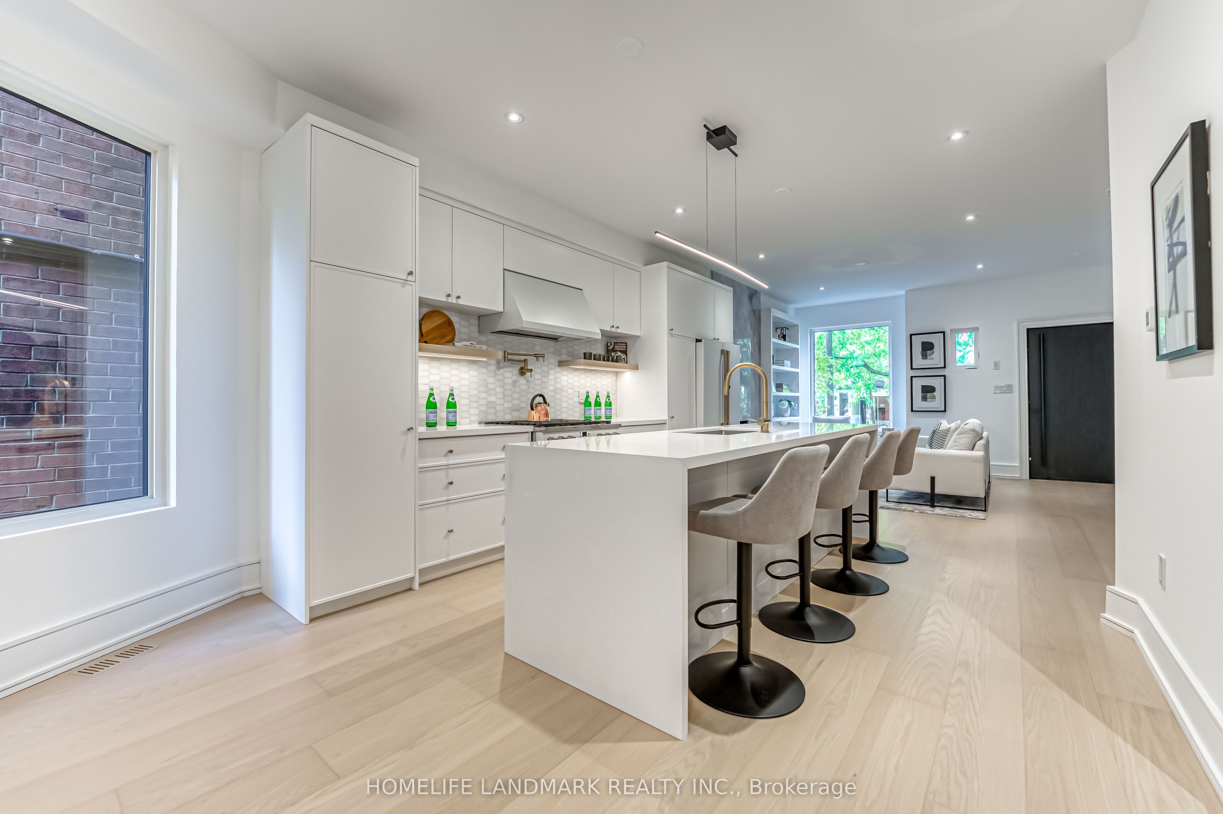 195 Albany Avenue, Toronto 5