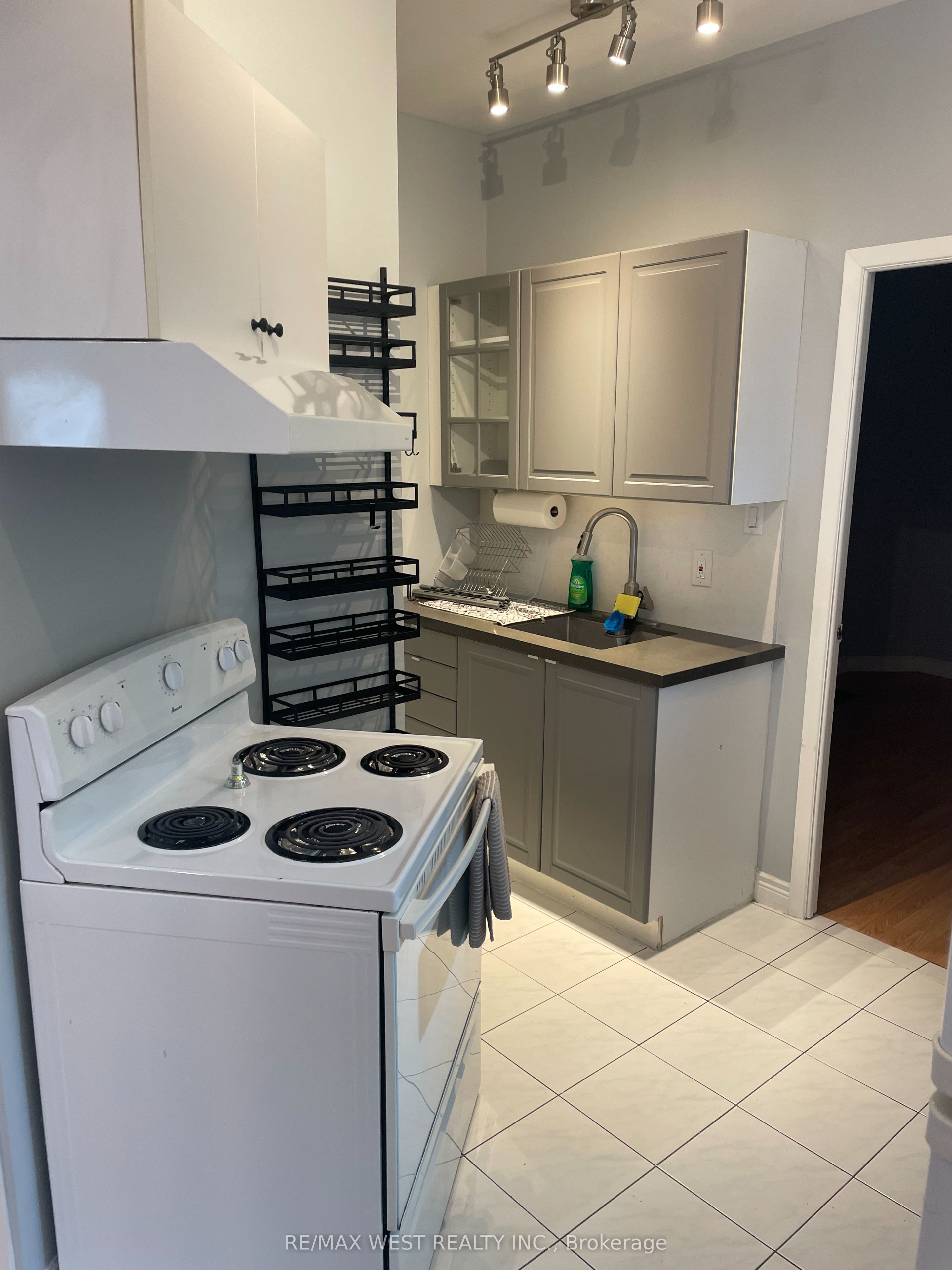 Unit Main Floor - 281 Howland Avenue, Toronto 4