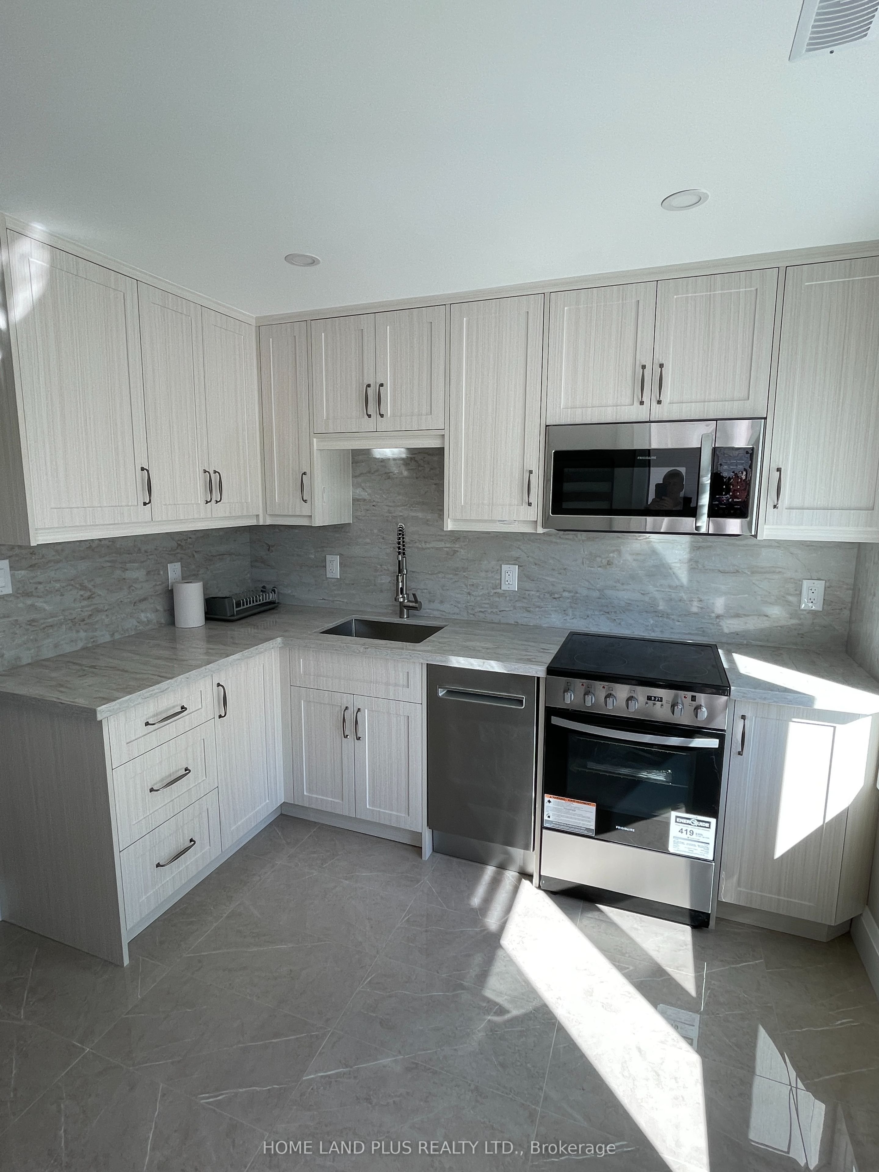 Unit Bsm unit - 42 Lissom Crescent, North York 4