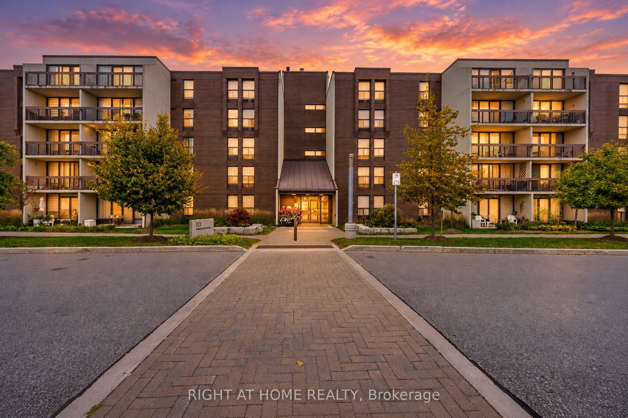 Unit 107 - 10 Fashion Roseway, North York 3