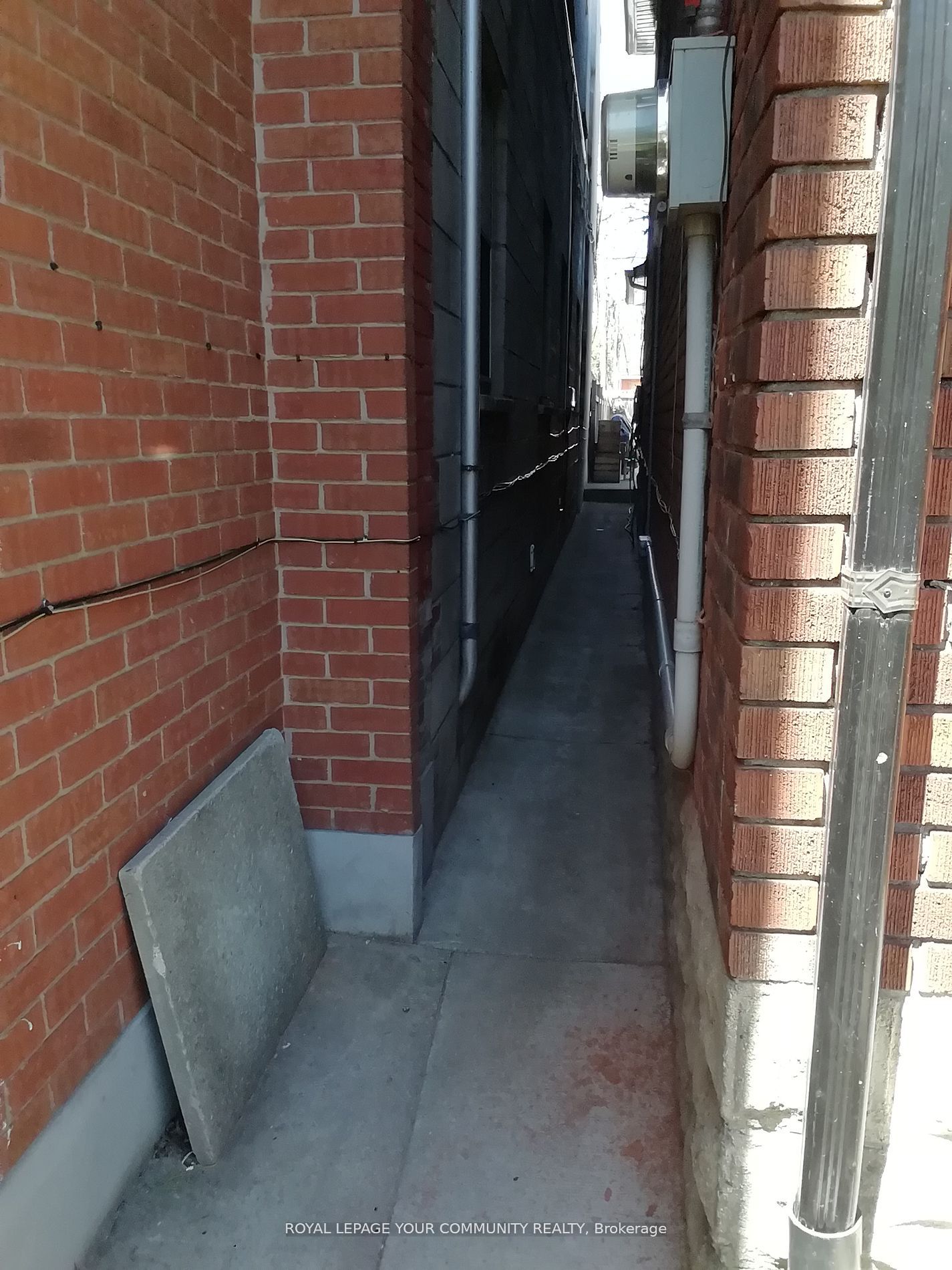 Unit Lower - 10 Ulster Street, Toronto 3