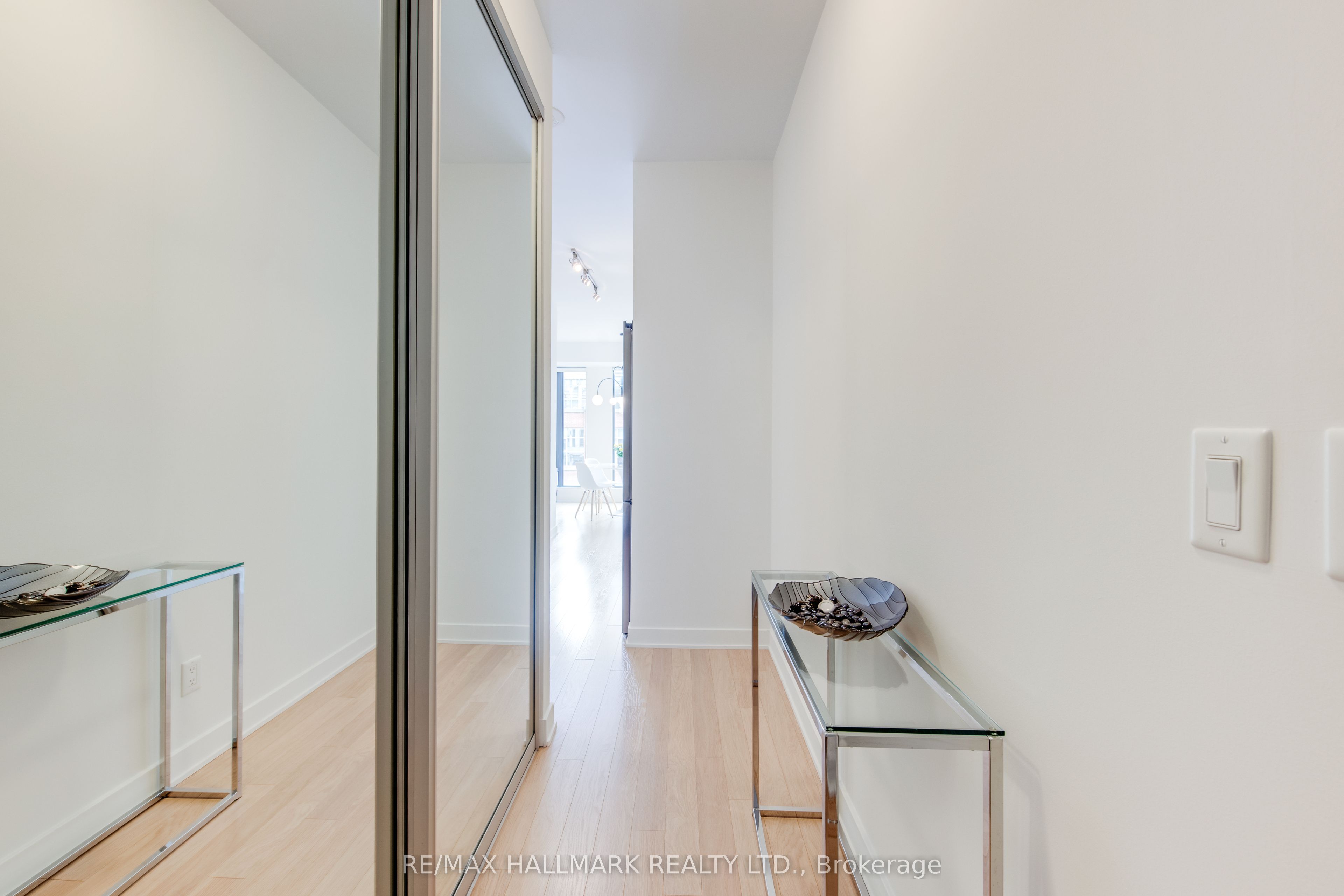 Unit 702 - 32 Camden Street, Toronto 4