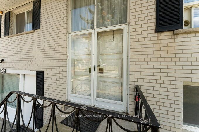 225 16th Avenue, Richmond Hill 4