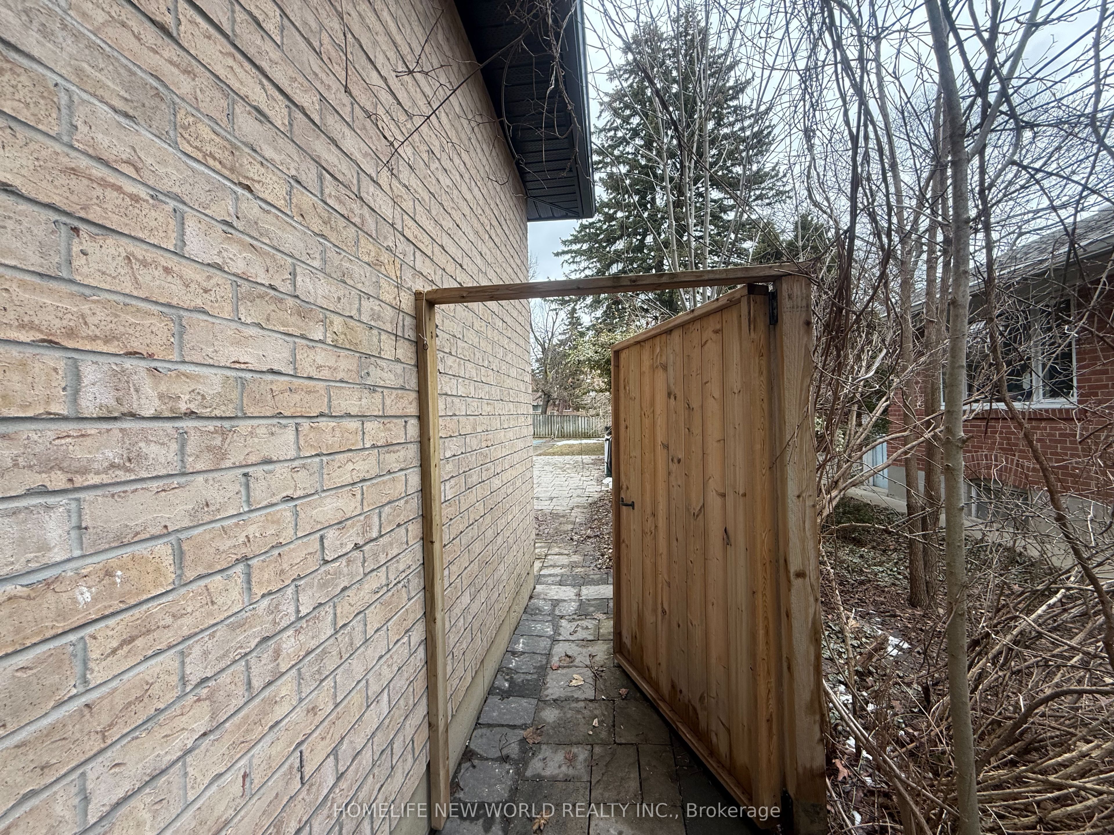 Unit bsmt - 19 Honeybourne Crescent, Markham 2