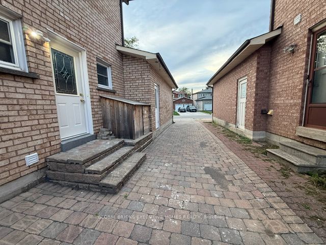 Unit Lower - 66 Foundry Crescent, Markham 2