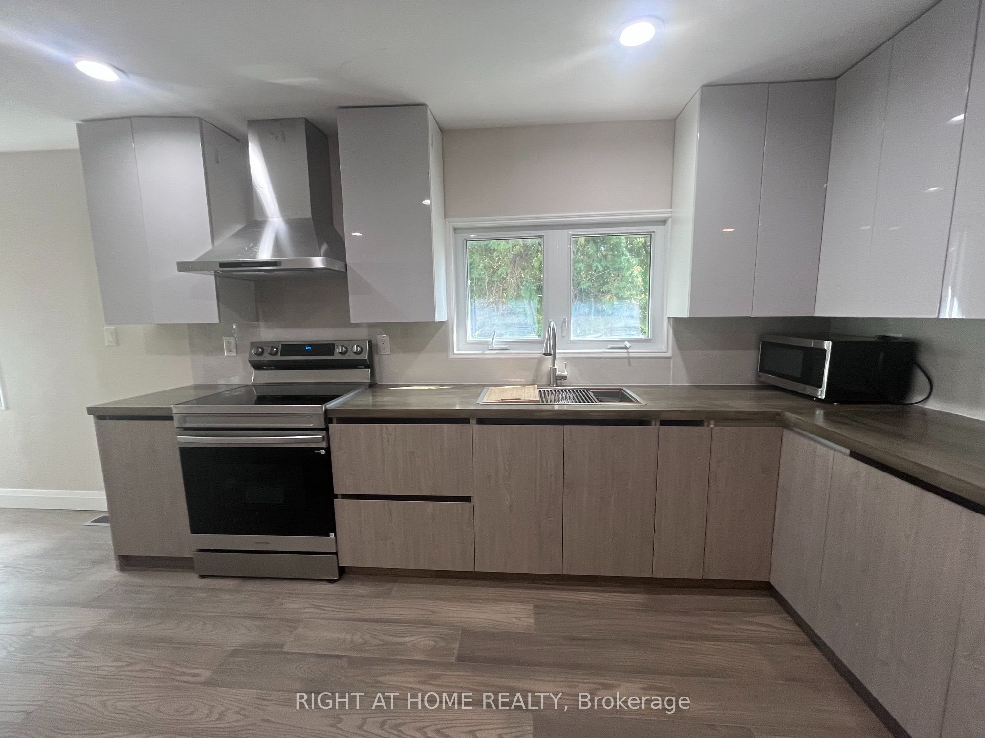 379 The Queensway South, Georgina 3