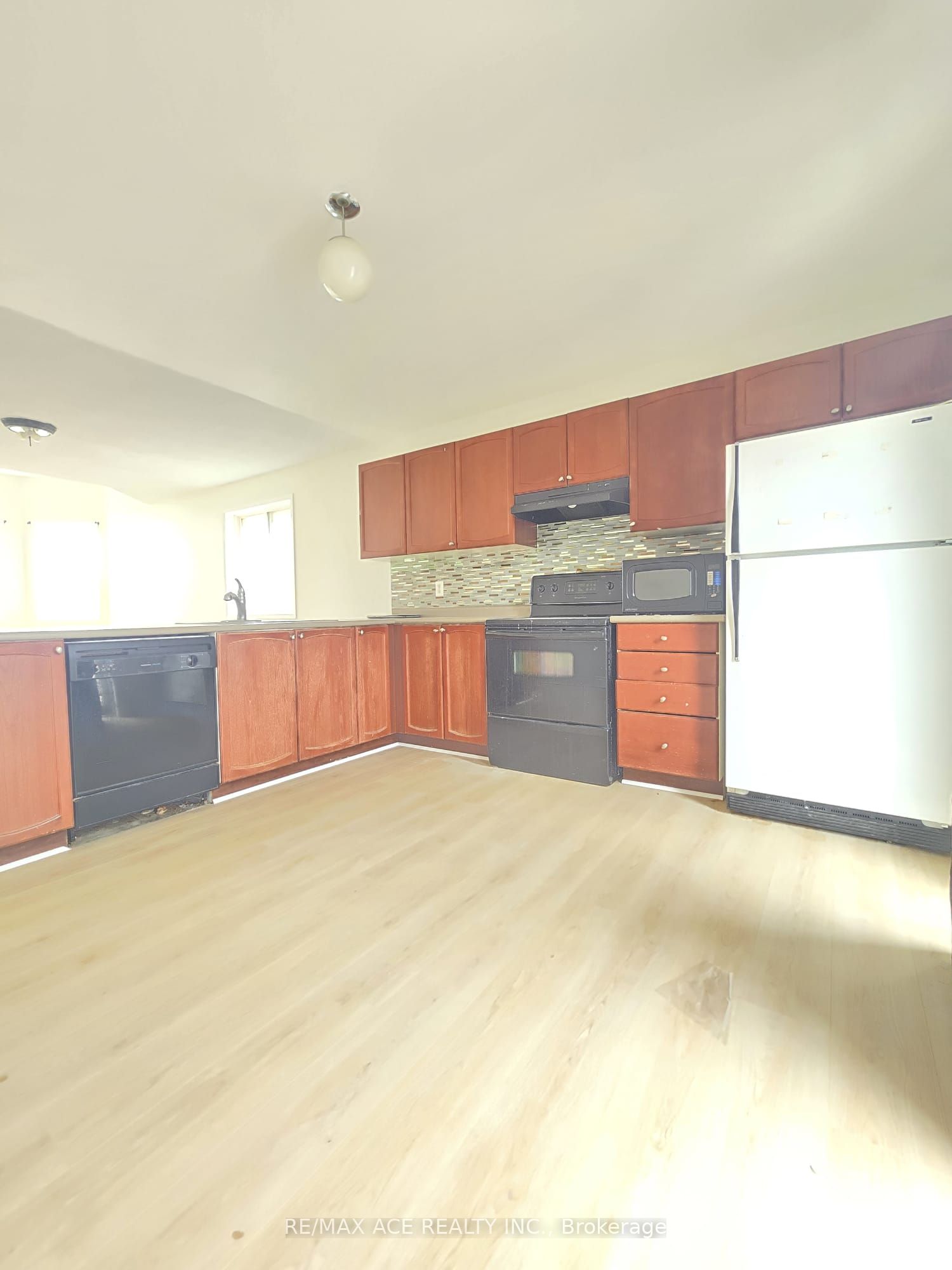 Unit Main - 48 Ambler Bay, Barrie 2
