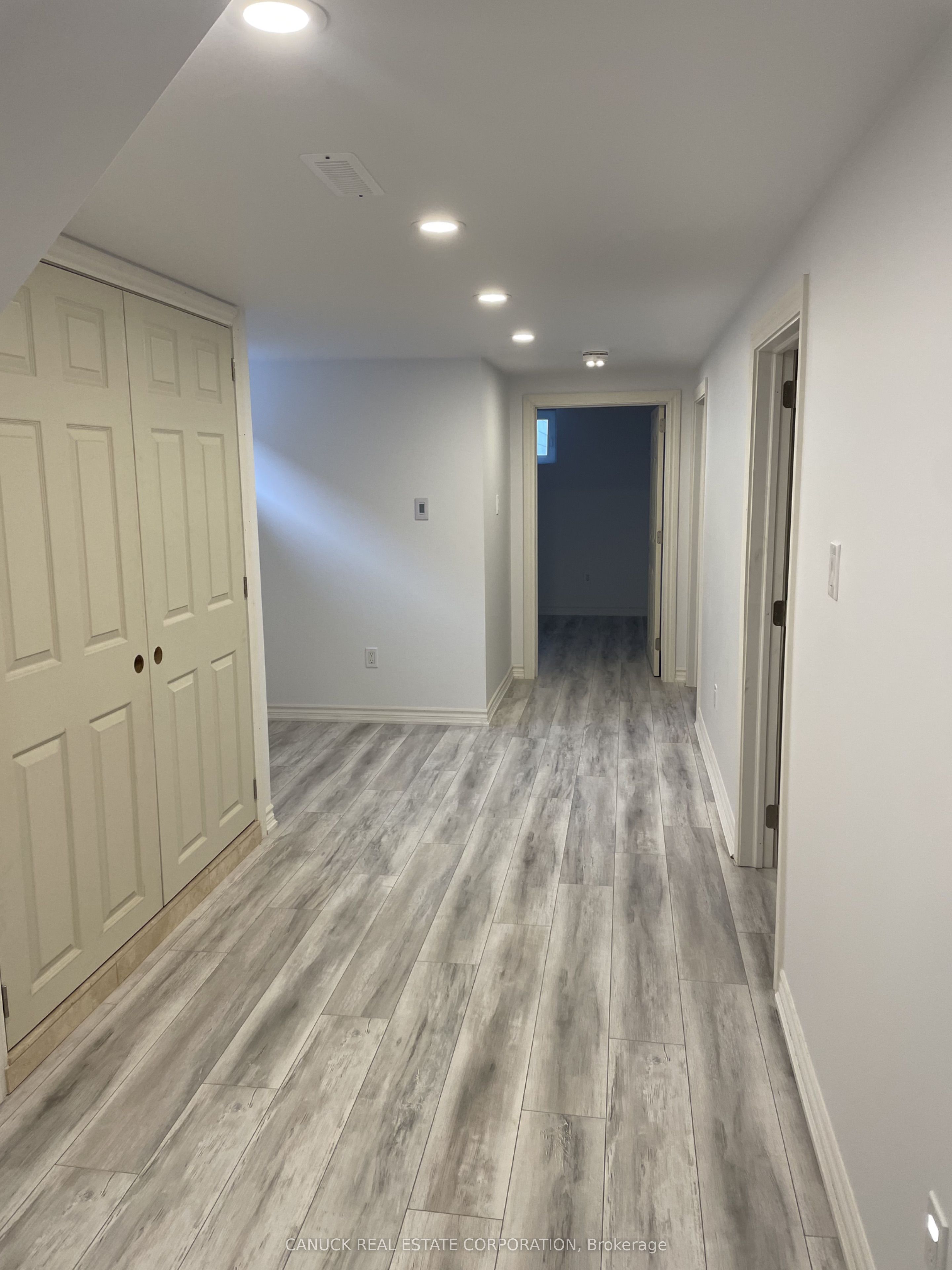 Unit Lower Unit - 11 Navenby Crescent, North York 5