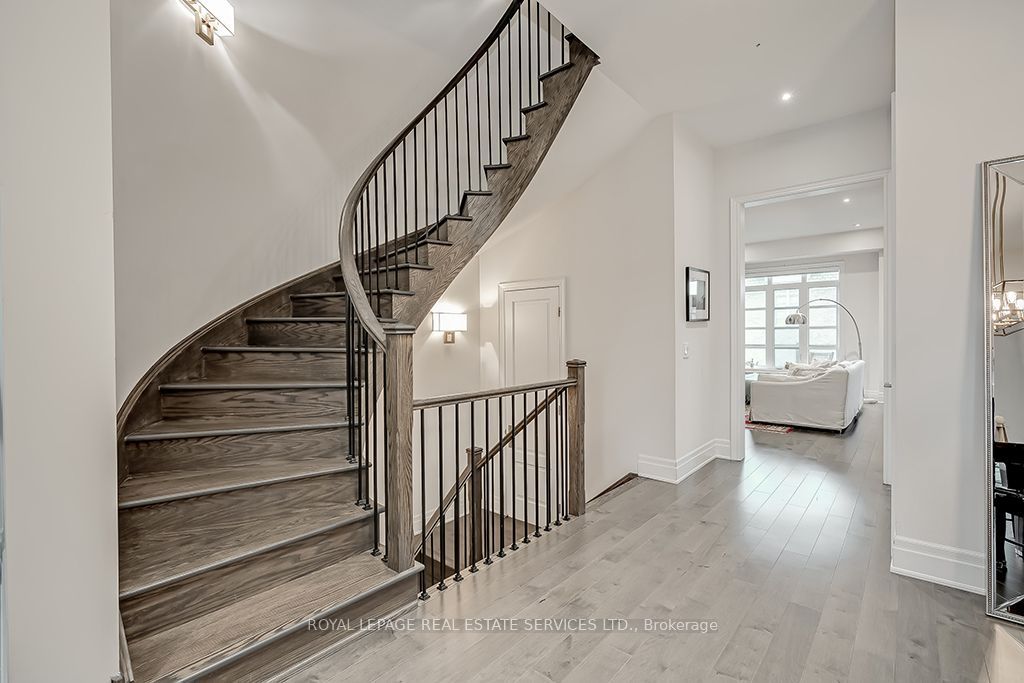 210 DORVAL Drive, Oakville 5