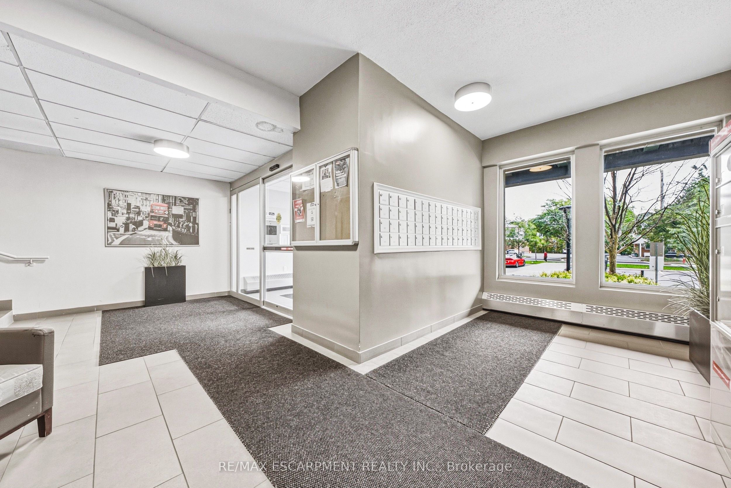 Unit 104 - 2077 Prospect Street, Burlington 3