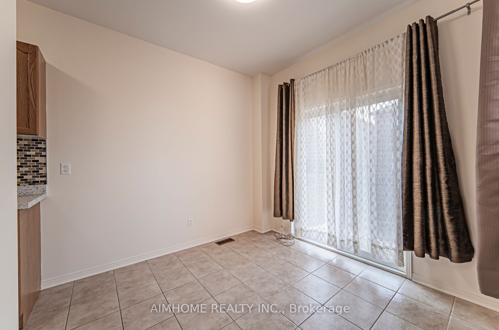 688 Courtney Valley Road, Mississauga 4