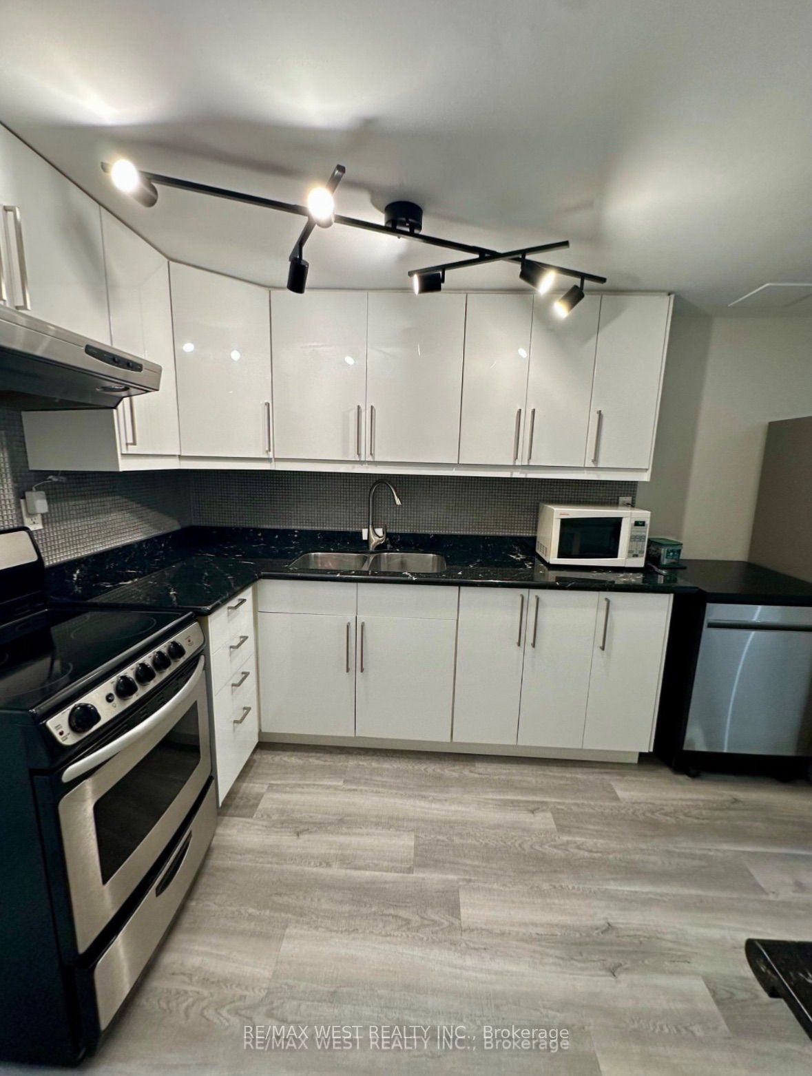 Unit Bsmt - 13 Sorauren Avenue, Toronto 3