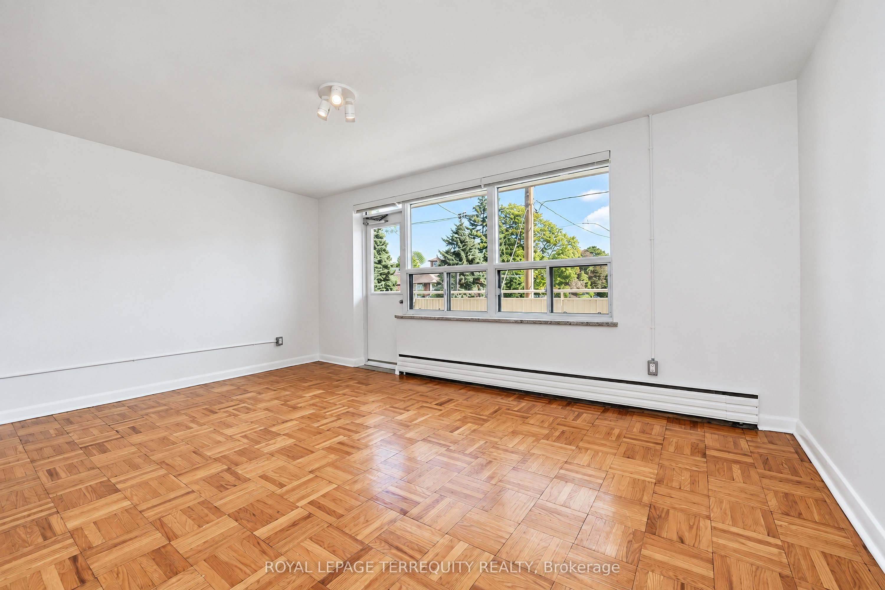 Unit 5 - 554 Harvie Avenue, Toronto 3