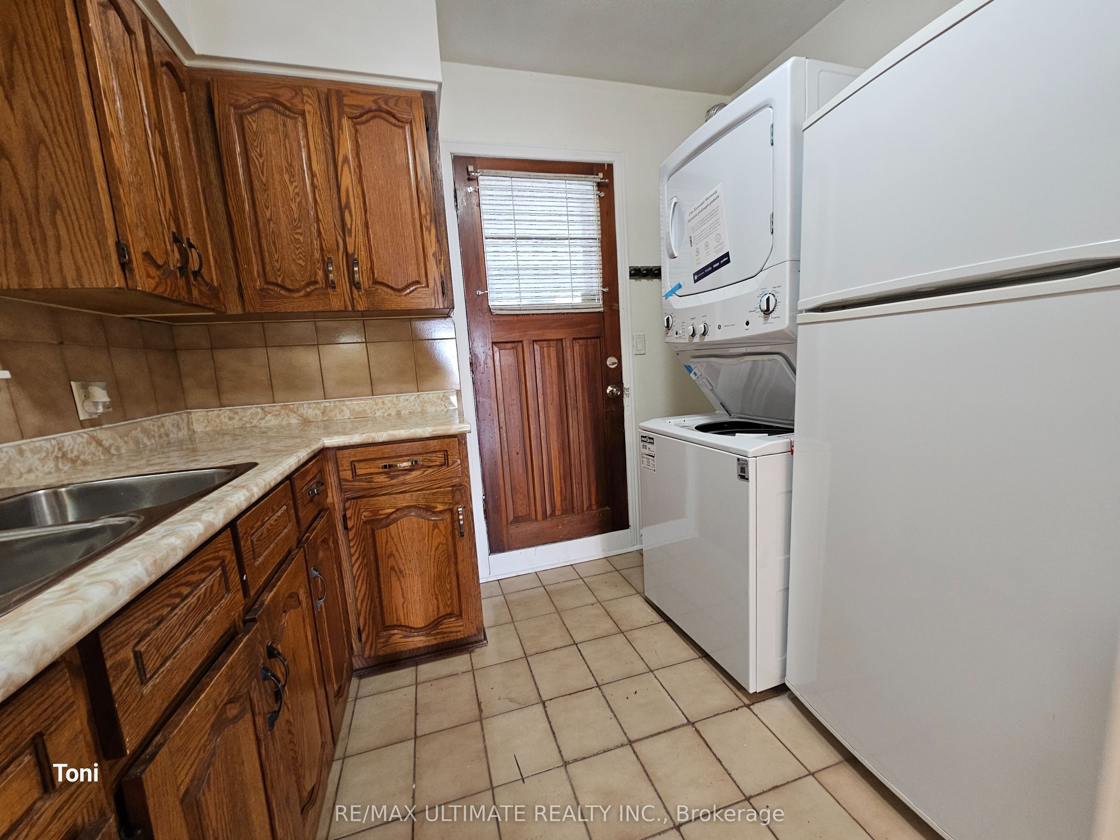 Unit 2nd floor - 568 Rogers Road, Toronto 5