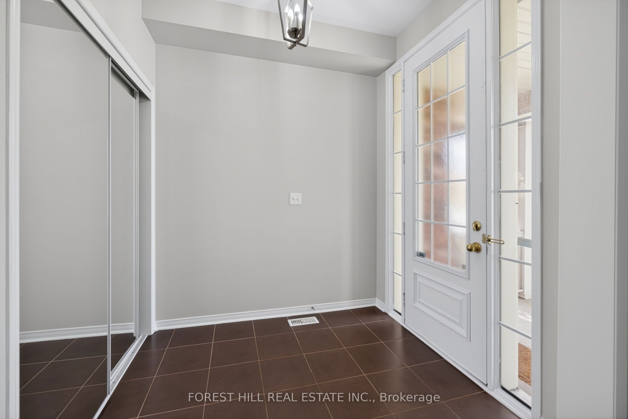 2537 Postmaster Drive, Oakville 2