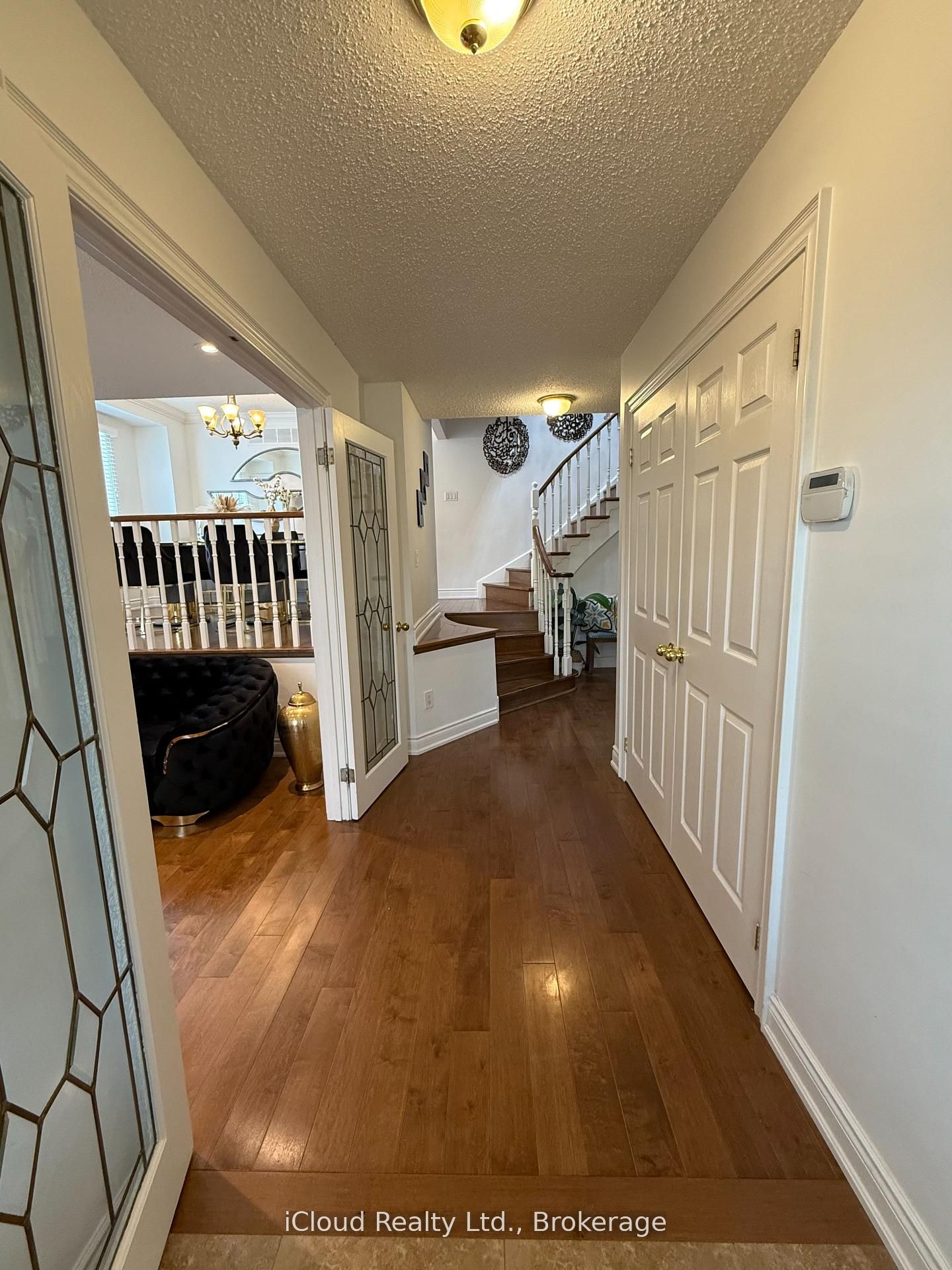 2067 Hunters Wood Drive, Burlington 3