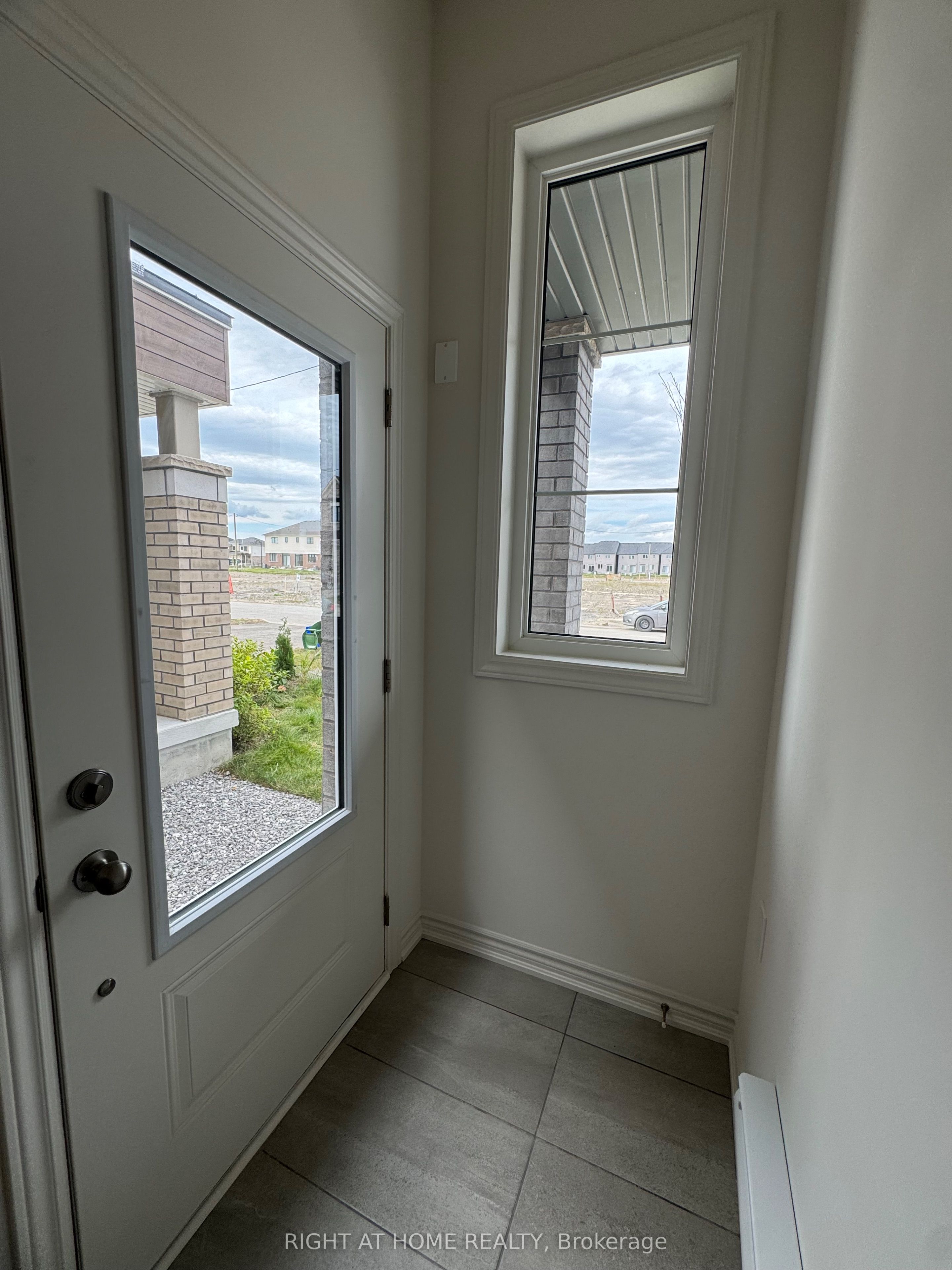 Unit B - 60 Debois Street, Kawartha Lakes 4