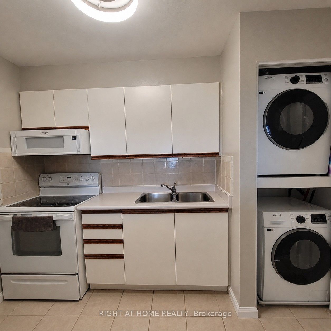 Unit 414 - 260 Brittany Drive, Ottawa 4