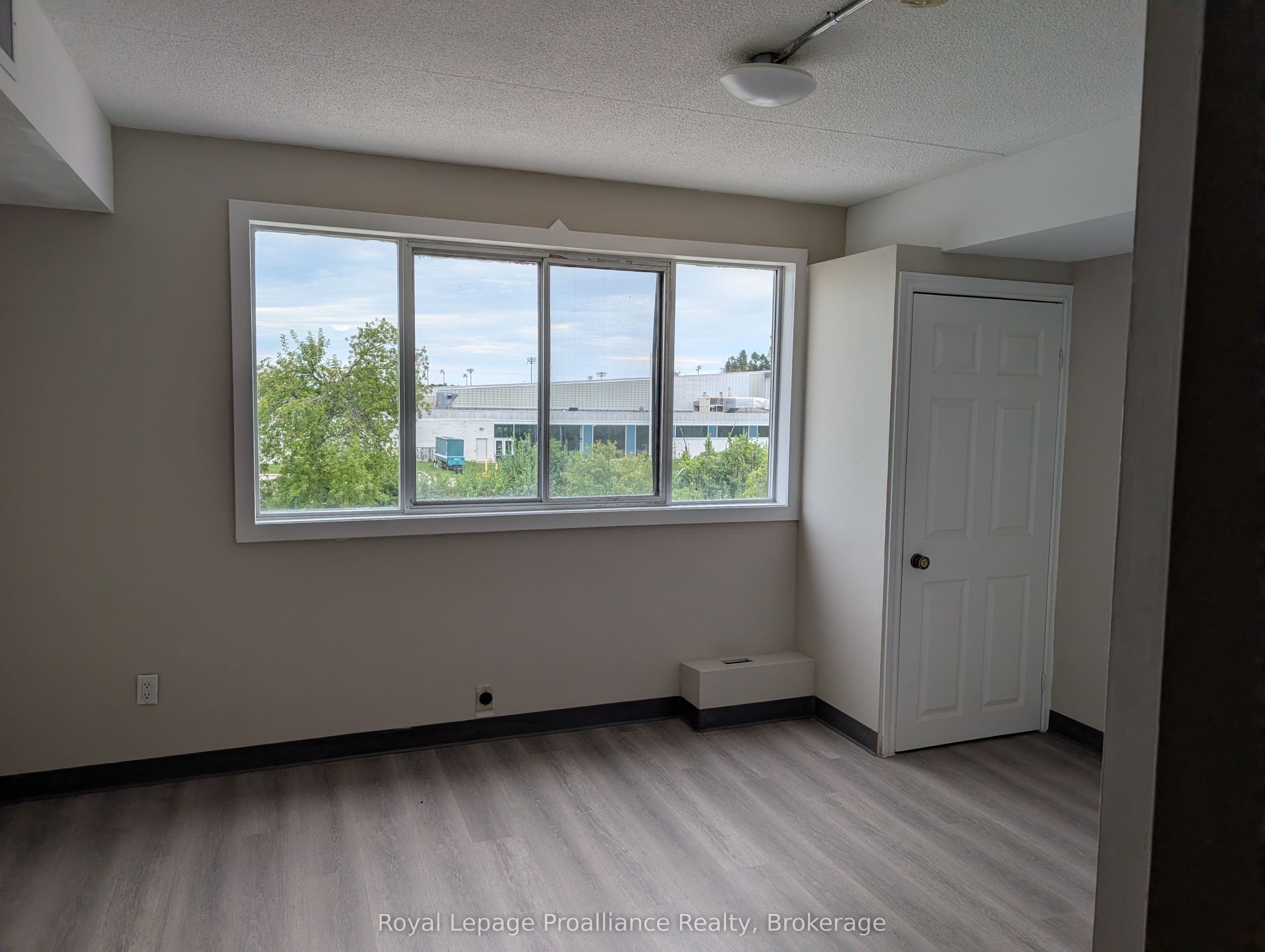 Unit 4 - 1837 Lansdowne Street W, Peterborough 5