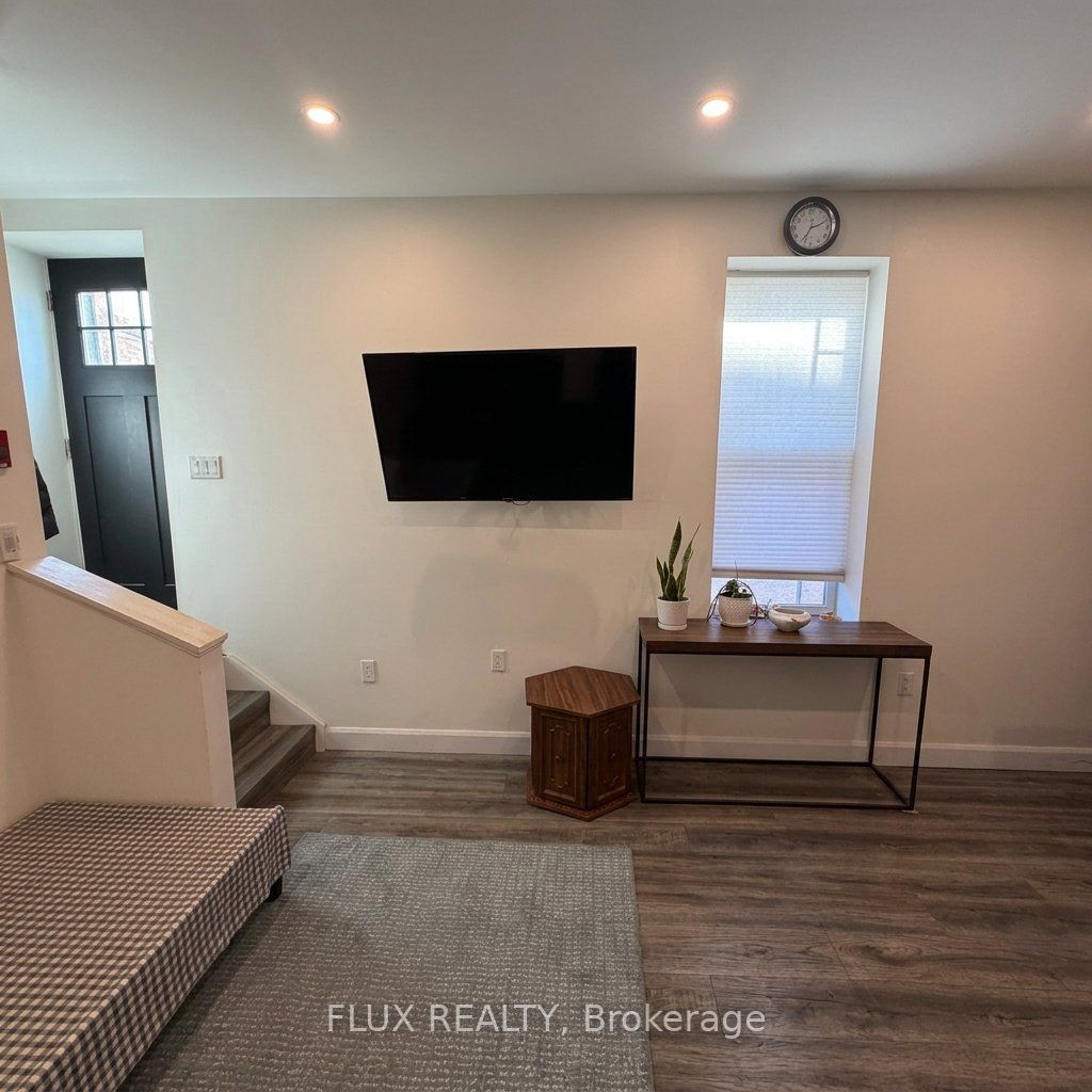 Unit 14 - 195 Waterloo Street S, Stratford 3