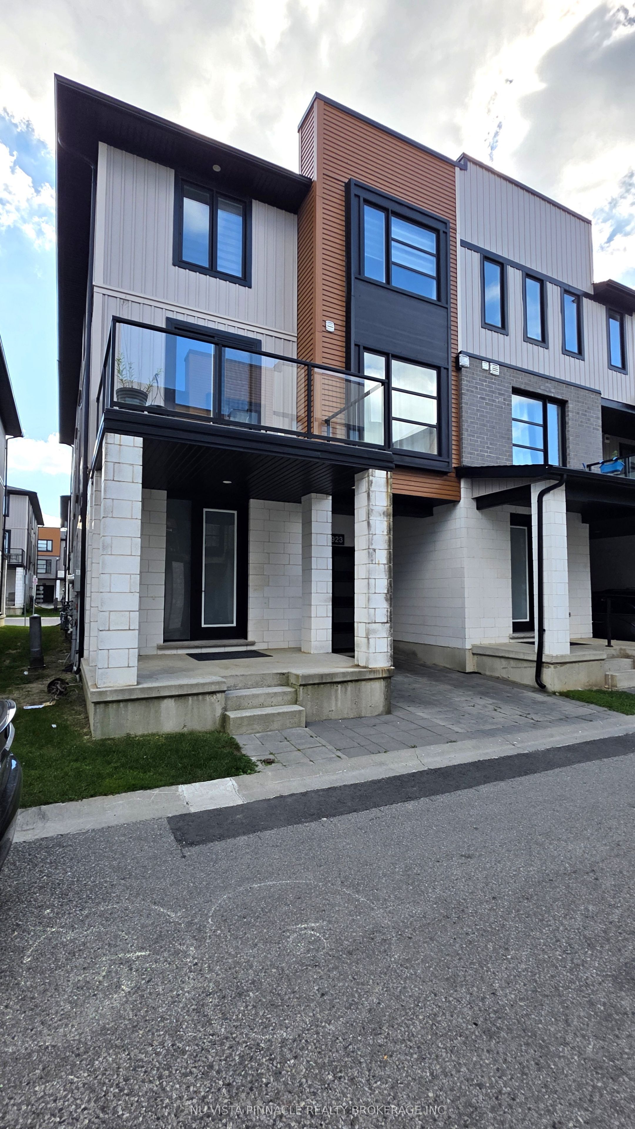 923 Georgetown Drive, London 3