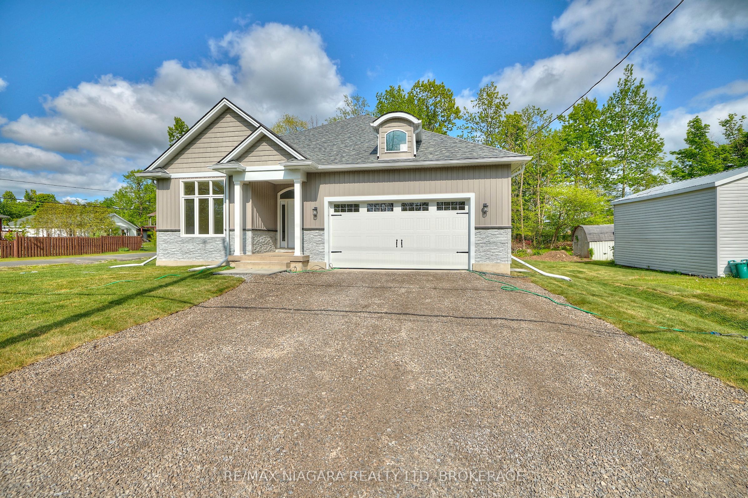 196 Bernard Avenue, Fort Erie 2